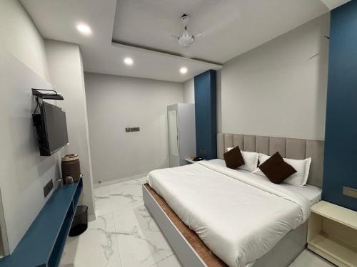 Televisyen dan/atau pusat hiburan di Hotel Golden Time