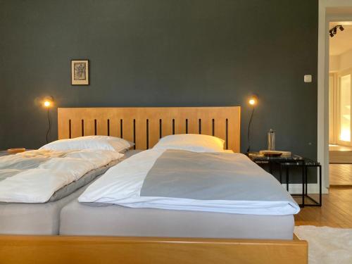 two beds sitting next to each other in a bedroom at Altstadt-Domizil-Friedberg in Friedberg
