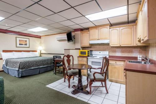 Η κουζίνα ή μικρή κουζίνα στο Days Inn by Wyndham Pittsburgh