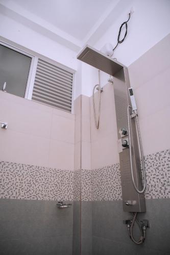 Bilik mandi di The Nest - Near Hiriketiya Beach