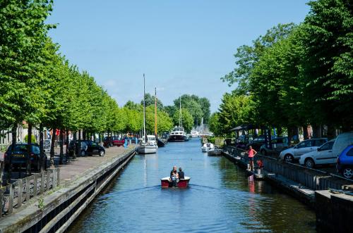 a group of people in a boat in a canal at HCR Teernstra in Balk