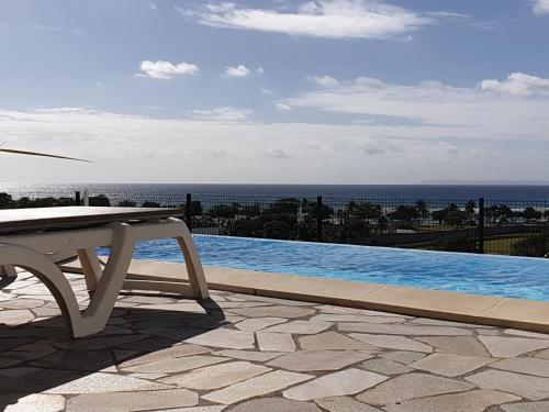 Πισίνα στο ή κοντά στο Les villas "Fenêtres Sur Plage" - Villas Créoles de charme , vue exceptionnelle face mer et plage & piscines privées à débordement