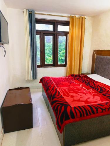 Hotel Plaza Dalhousie - Near Ghandhi Chowk Mall Roadにあるベッド