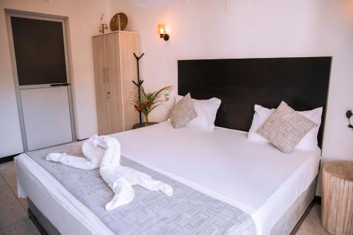 Katil atau katil-katil dalam bilik di The Nest - Near Hiriketiya Beach