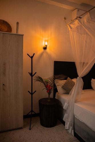 Katil atau katil-katil dalam bilik di The Nest - Near Hiriketiya Beach