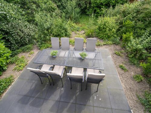 a table and chairs with plants on a patio at Eibergen s Holiday Haven in Eibergen