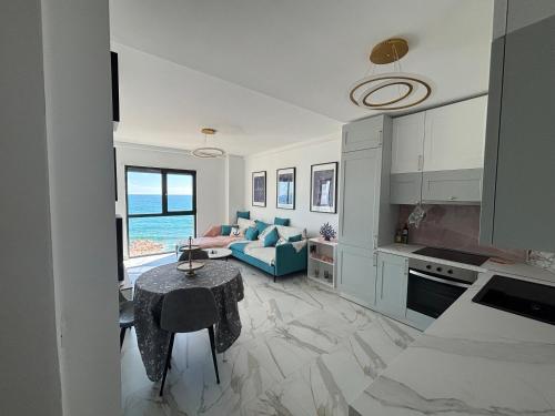 Sea La Vie - Elegant Beachfront Family Apartment, Shëngjin