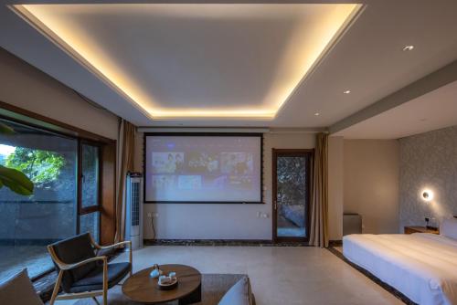 a bedroom with a bed and a projection screen at 北京一瓢客栈 Beijing YiPiao Inn in Beijing