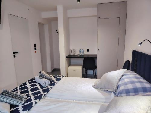 a bedroom with a bed and a desk at Poziom -1 in Sandomierz