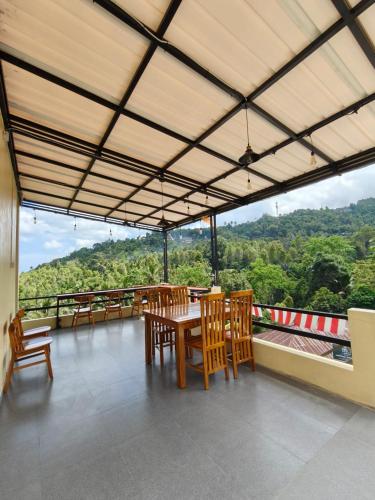 a dining room with a table and chairs at Laras Homestay Munduk in Munduk