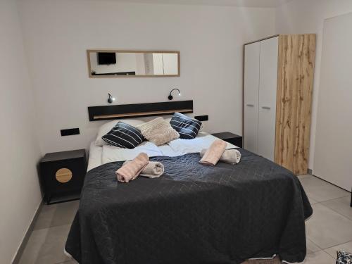 a bedroom with a bed with two towels on it at Poziom -1 in Sandomierz