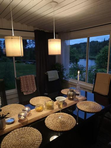 Un lugar para sentarse en Cabin with Jacuzzi, beach & 6 beds near Järvsö