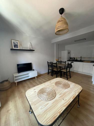 a living room with a table and a kitchen at La casita de Nicolás in Escarrilla