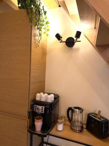 a counter with a coffee maker on a table at La Parenthèse Naillousaine in Nailloux