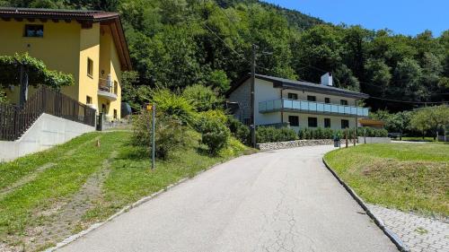 an empty road in front of a house at Casa Da Tos - appartamento per 5 persone in Lavorgo