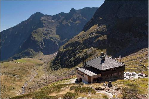 a small building on the side of a mountain at Casa Da Tos - appartamento per 5 persone in Lavorgo