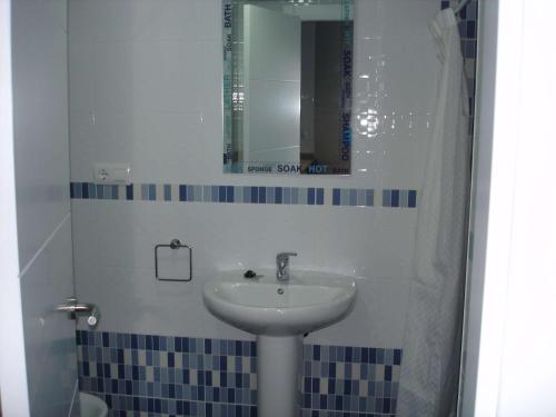 a bathroom with a sink and a mirror at Apartamento Cantabrico in Cádiz