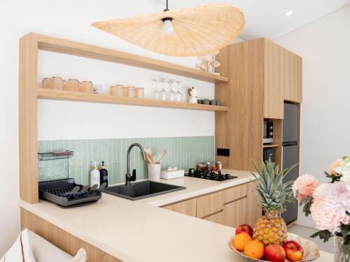 Dapur atau dapur kecil di Aquae Villas - Rosa - Luxury Villa - 2bdr with Pool - Kuta Lombok