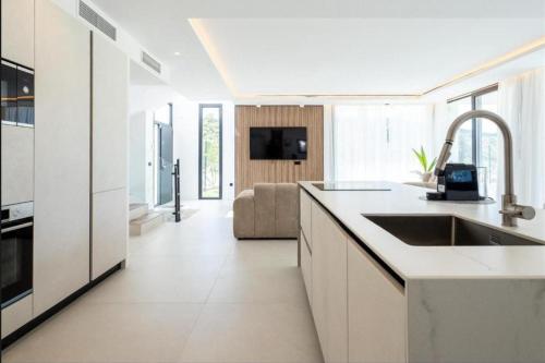 Køkken eller tekøkken på Casa Bella - Luxury 4 Bedroom Villa