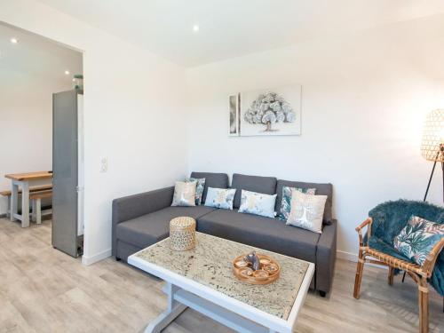 una sala de estar con un sofá y una mesa en Riviera Hideaway for 2 Guests, en La Roquette-sur-Siagne