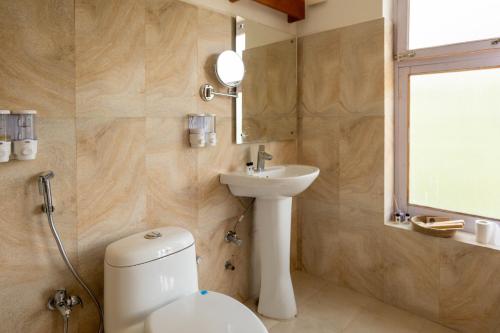 un bagno con un water bianco e un lavandino di Hotel Karma Inn, Nubra Valley, Leh, Ladakh a Hundar