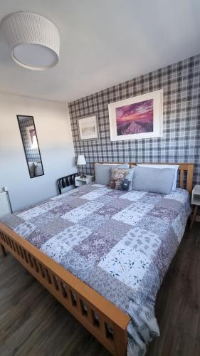 a bedroom with a large bed in a room at Innisfail Edi in Edinburgh