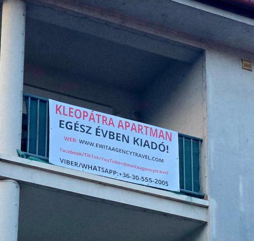 a sign on the side of a window of a building at KLEOPÁTRA Apartman HAJDÚSZOBOSZLÓ in Hajdúszoboszló