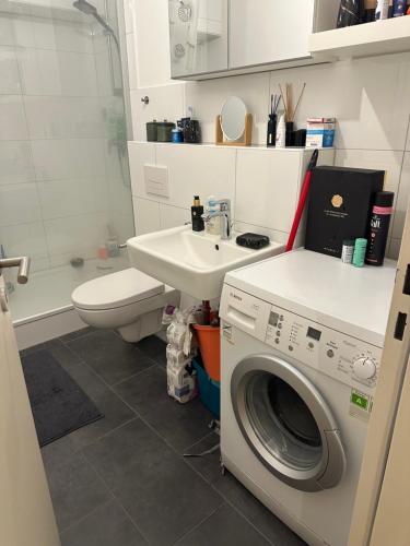 a bathroom with a washing machine and a sink at Private Wohnung im Herzen Kölns in Cologne