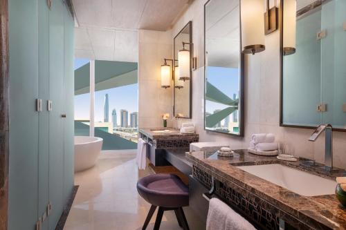 ein Badezimmer mit Badewanne, Waschbecken und Toilette in der Unterkunft Sofitel Riyadh Hotel & Convention Centre in Riad