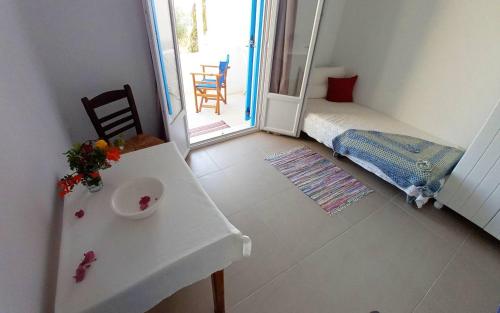 a room with a table and a room with a bed at Στούντιο 1 in Donoussa