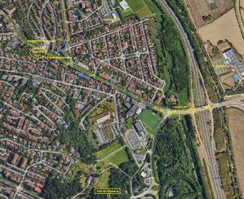 a map of a city with roads and buildings at Charme et jardin in Toulouse