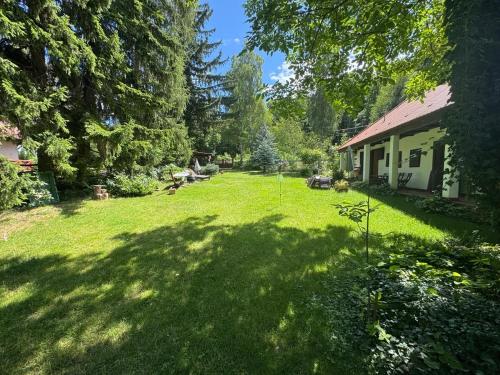 Taman di luar Székelykapu vendégház