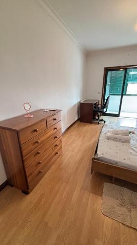 Postel nebo postele na pokoji v ubytování Quarto duplo com varanda no centro de Viseu