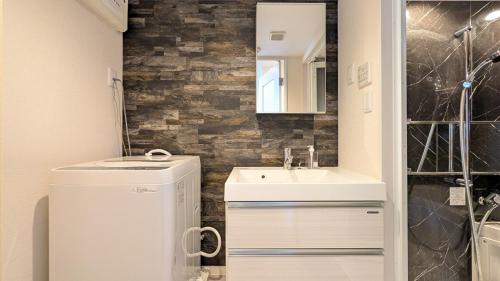 un baño con lavabo y espejo en M1-Tokyo nishiroku102, en Tokio