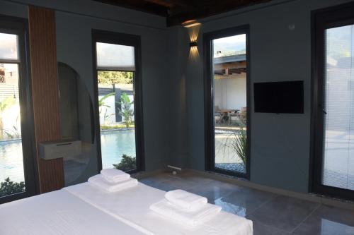 Postel nebo postele na pokoji v ubytování maura beach villas family