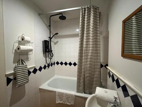 Ένα μπάνιο στο Converted Loft Apartment in Heart of the Old Town