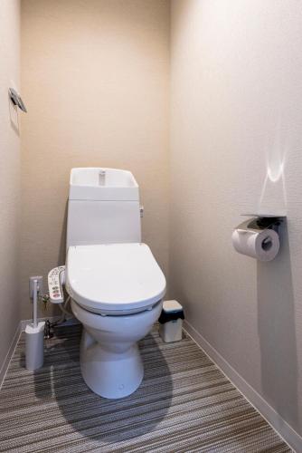 a bathroom with a white toilet in a room at エルモス唐人102 in Muromimachi