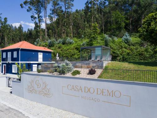 a sign that reads casada do deno in front of a house at Casa do Demo in Melgaço