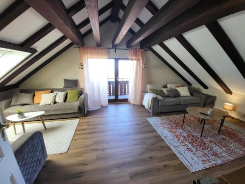 ビュールにあるGemütliche Wohnung im schönen Schwarzwaldのソファ2つとテーブルのあるリビングルーム