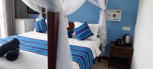 Postel nebo postele na pokoji v ubytování Ocean Moon Mirissa