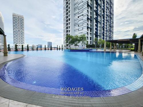 una gran piscina en una ciudad con edificios altos en Admiral Residence - Pool View-3BR-Balcony-Near Jonker Street by Wodages, en Melaka