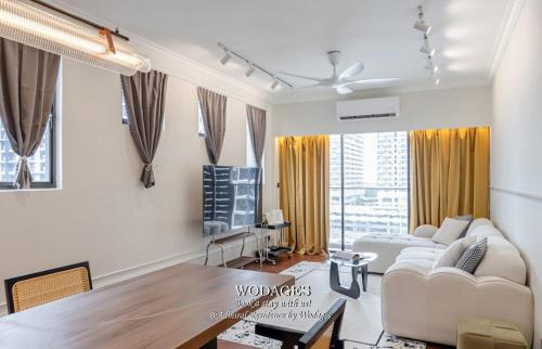 Zona de estar de Admiral Residence - Pool View-3BR-Balcony-Near Jonker Street by Wodages
