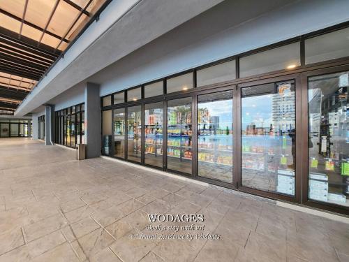 Imagen de la galería de Admiral Residence - Pool View-3BR-Balcony-Near Jonker Street by Wodages, en Melaka