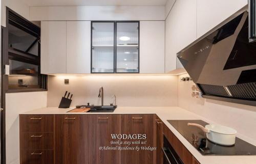 Una cocina o zona de cocina en Admiral Residence - Pool View-3BR-Balcony-Near Jonker Street by Wodages