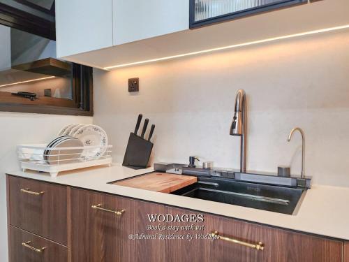Una cocina o zona de cocina en Admiral Residence - Pool View-3BR-Balcony-Near Jonker Street by Wodages