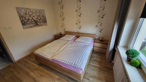a small bedroom with a bed and a window at Ferienhaus am Waldrand in der Nähe eines Badesees in Dylaki