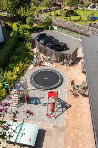 an overhead view of a patio with a basketball court at Appartements Schmidsendl in Lofer