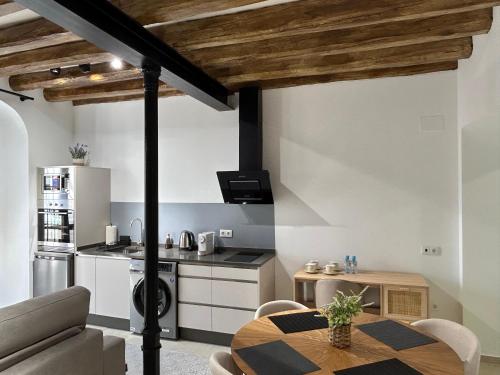a kitchen and living room with a table and a couch at Casa Cuatro Esquinas in Utrera