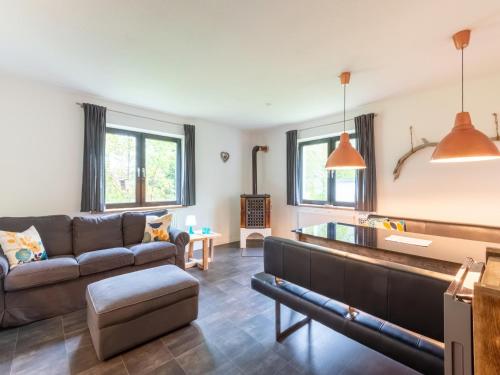 una sala de estar con un sofá y una mesa en Holiday Flat Zugspitze Arena Ski Slopes, en Bichlbach