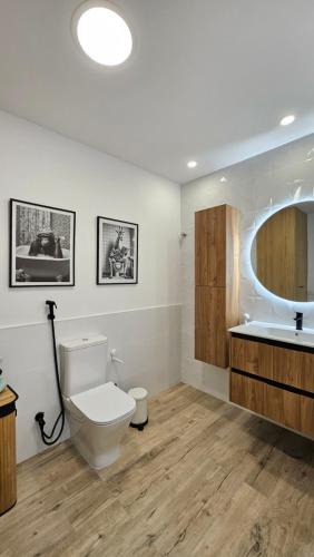 un baño con inodoro y lavabo en Apartamento Playa Gran Tarajal, en Gran Tarajal